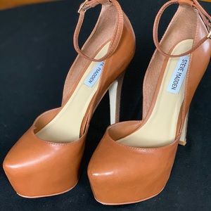 👠 Deeny Cognac Lea, Platform Heels.